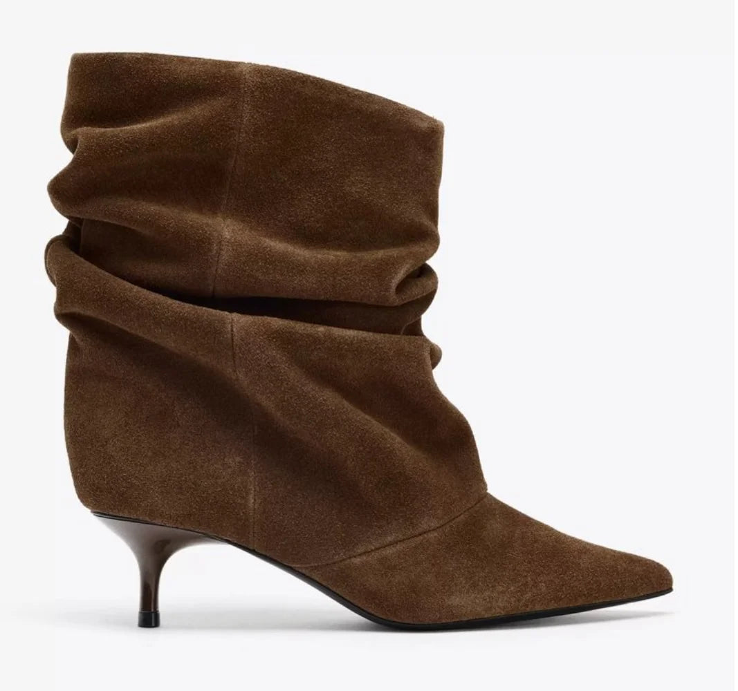 Bota de tacón fruncida