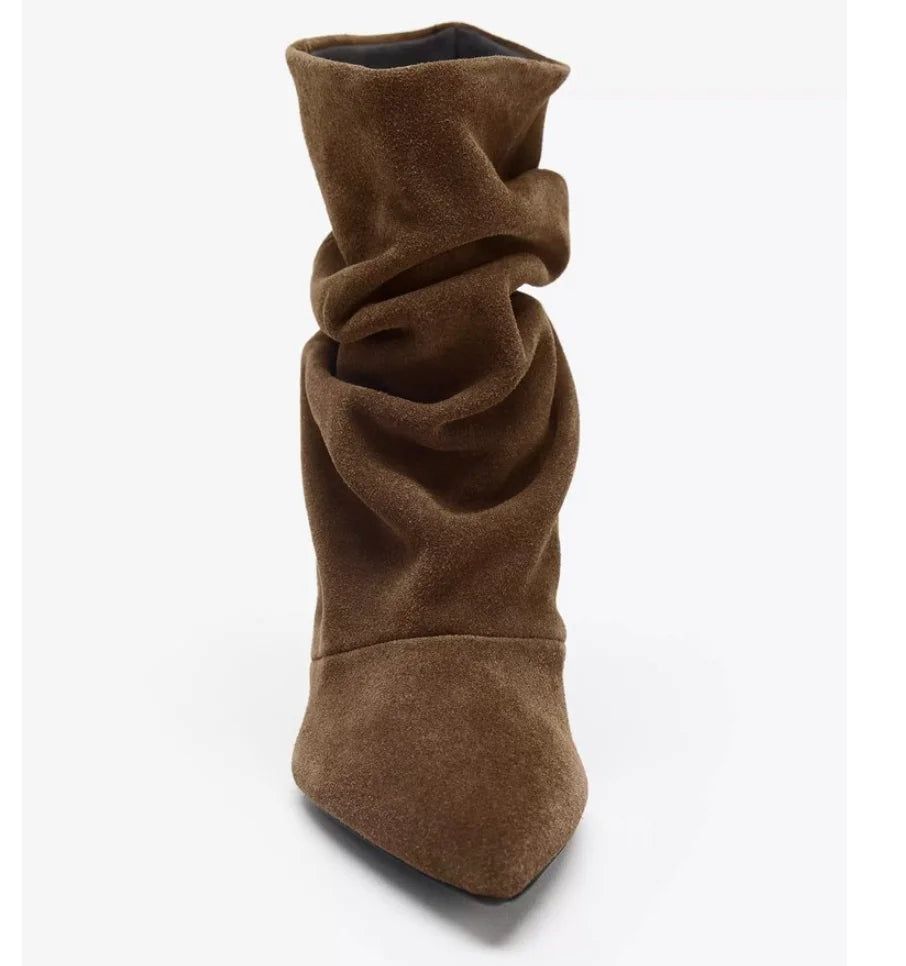 Bota de tacón fruncida