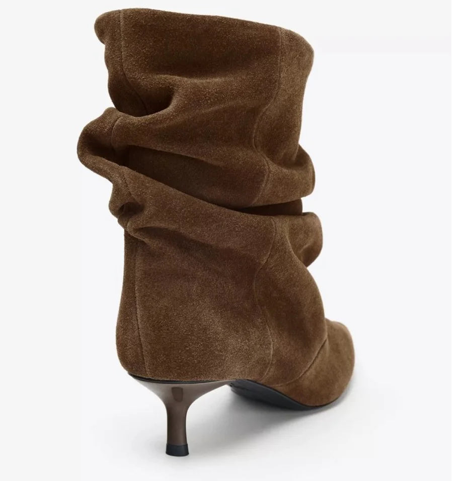Bota de tacón fruncida
