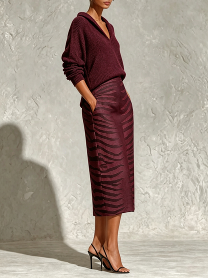 Conjunto de dos piezas: top de punto con cuello negro y falda midi de lino con estampado de cebra
