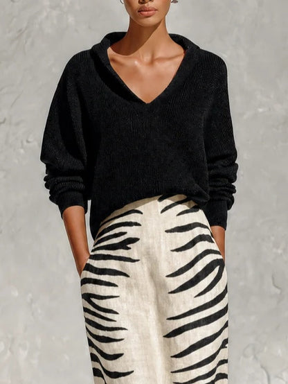Conjunto de dos piezas: top de punto con cuello negro y falda midi de lino con estampado de cebra