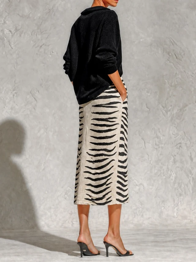 Conjunto de dos piezas: top de punto con cuello negro y falda midi de lino con estampado de cebra