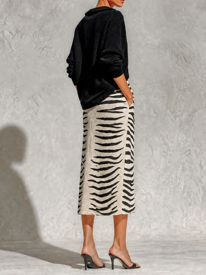 Conjunto de dos piezas: top de punto con cuello negro y falda midi de lino con estampado de cebra
