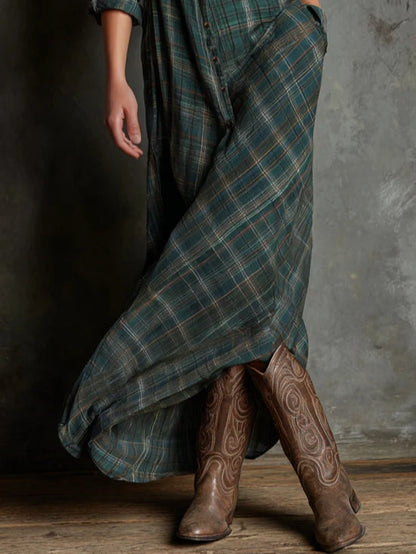 Vestido largo camisero de cuadros verdes, con solapa y botonadura sencilla