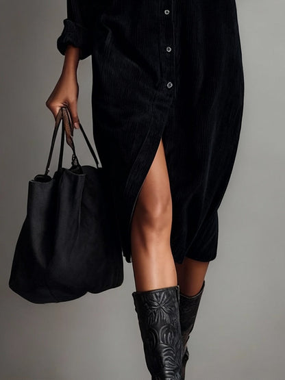 Vestido midi holgado de pana con dos bolsillos en el pecho y botonadura sencilla
