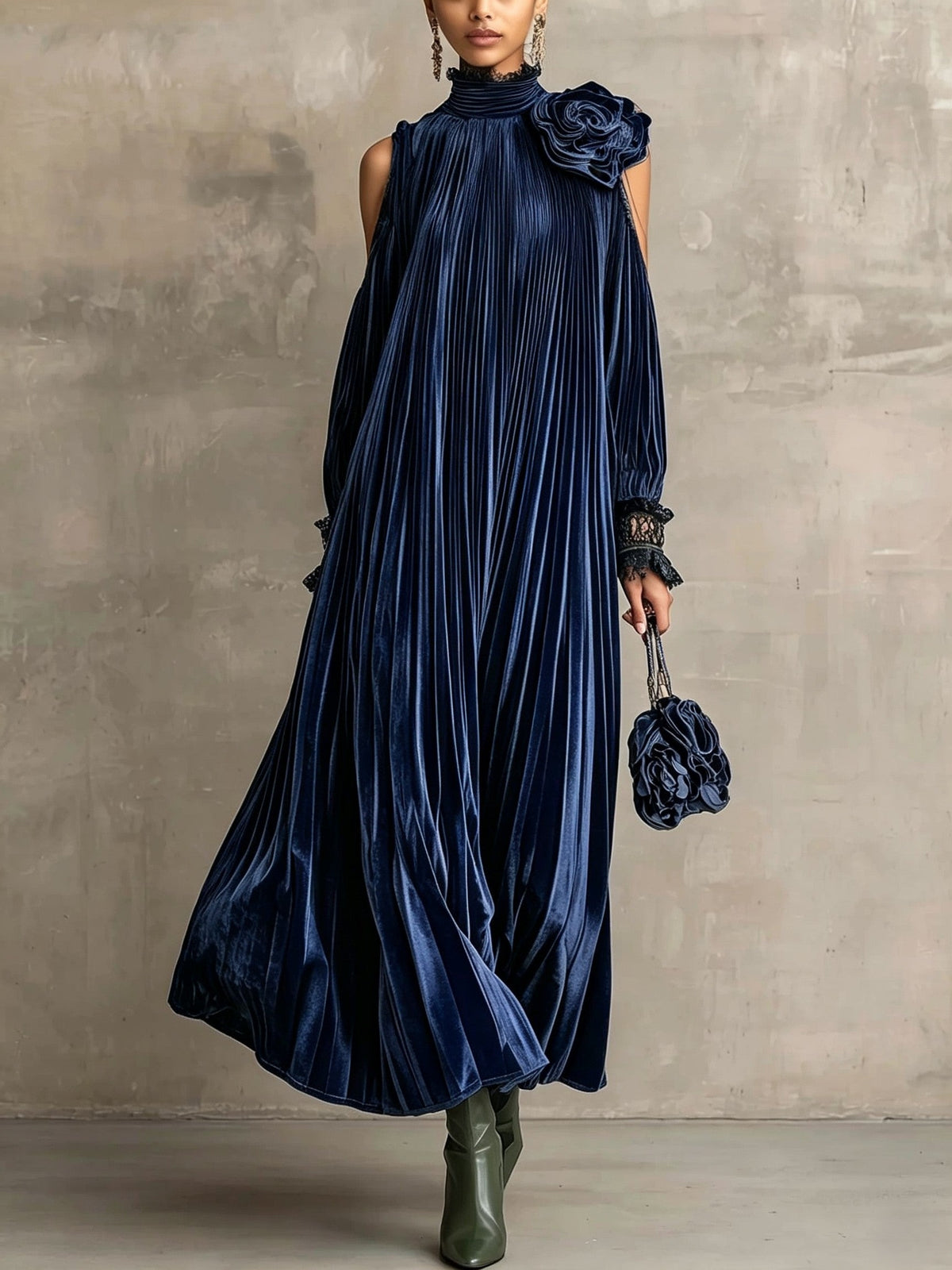 Vestido maxi verde oliva plisado con detalle floral en el hombro