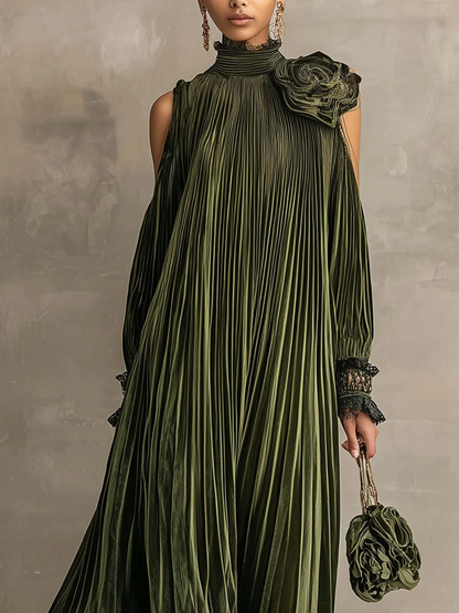 Vestido maxi verde oliva plisado con detalle floral en el hombro