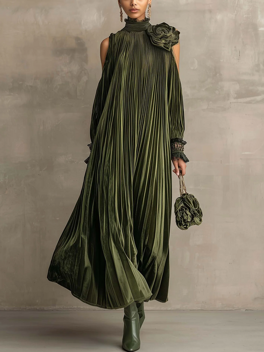 Vestido maxi verde oliva plisado con detalle floral en el hombro
