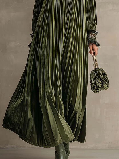 Vestido maxi verde oliva plisado con detalle floral en el hombro